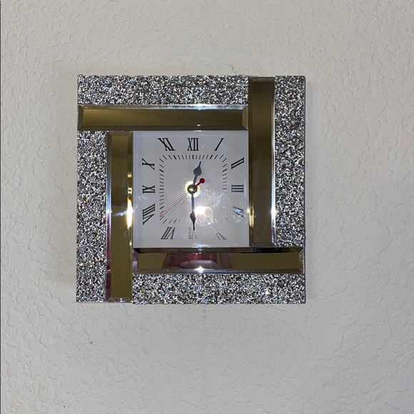 Bundle & Save 2/$20. Girltter & Gold wall clock - Picture 1 of 5